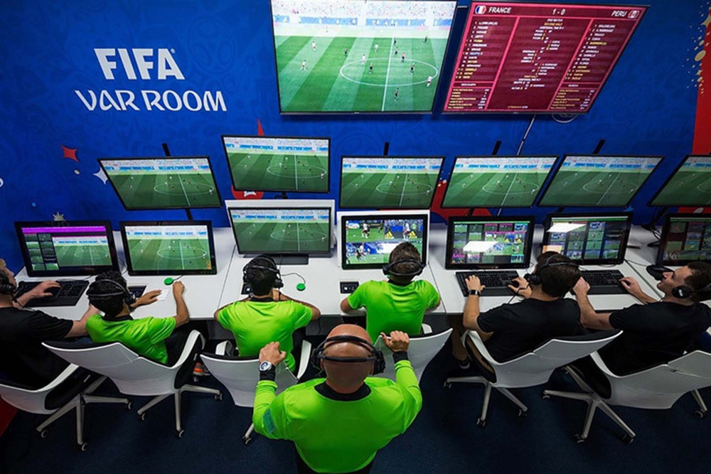 VAR Bóng Đá Là Gì? Giải Mã Công Nghệ Thay Đổi Luật Chơi